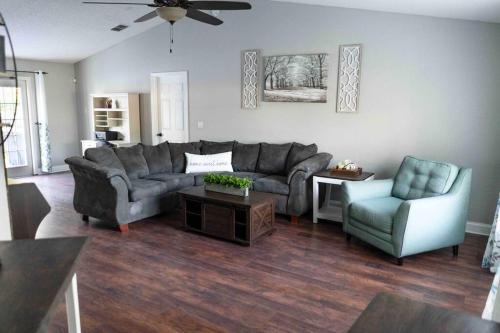 Modern 3BR Home, Saltwater Pool, Fenced Yard in Spring Hill (Florida)