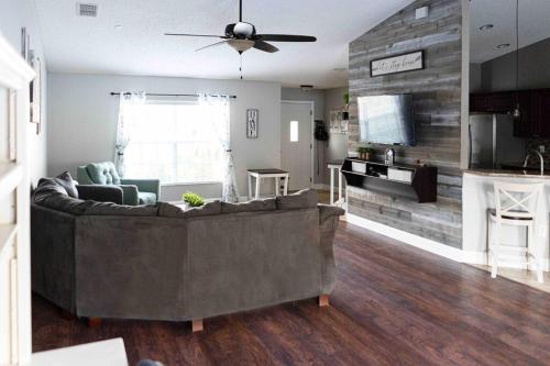 Modern 3BR Home, Saltwater Pool, Fenced Yard in Spring Hill (Florida)
