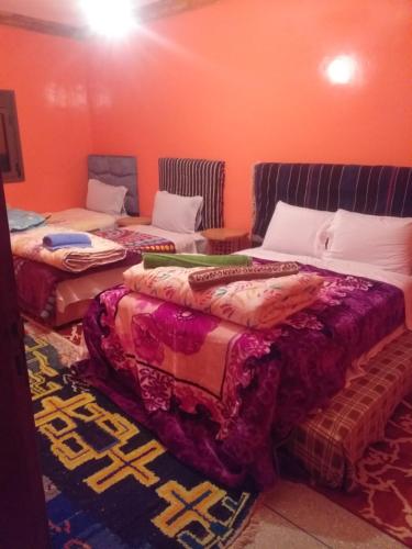 1 double bed, 2 twin beds