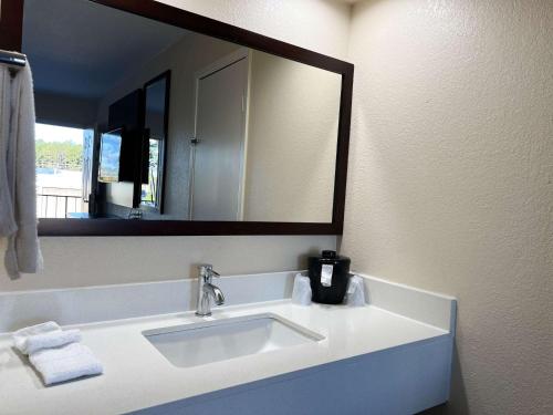 Red Roof Inn Hattiesburg - image 6