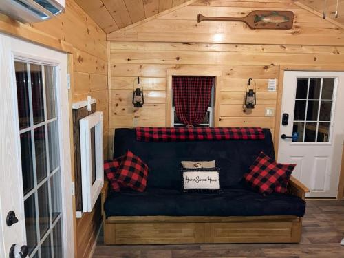 Knotty Pines Cabin near Kentucky Lake, TN in Springville, USA