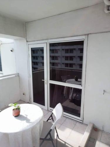 Celadon Tower- Studio with balcony near SM San Lazaro, Manila (fotografie 8)