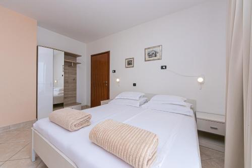 Studio with Terrace and Sea View room in Family-friendly apartments with swimming pool Brela Makarska - 20066