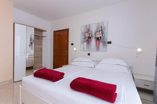 Studio with Terrace and Sea View room in Family-friendly apartments with swimming pool Brela Makarska - 20066