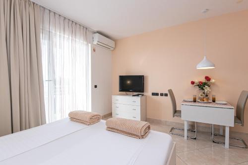 Studio with Terrace and Sea View image 9