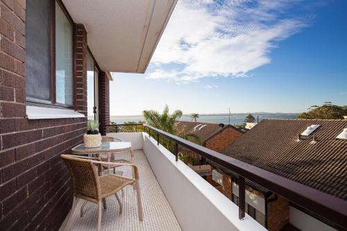 Bellevue, 7 4 Donald Street - renovated unit with air con and Wi-Fi with views & central to CBD in Port Stephens