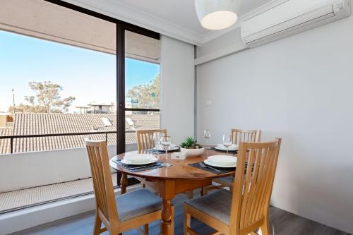 Bellevue, 7 4 Donald Street - renovated unit with air con and Wi-Fi with views & central to CBD in Port Stephens
