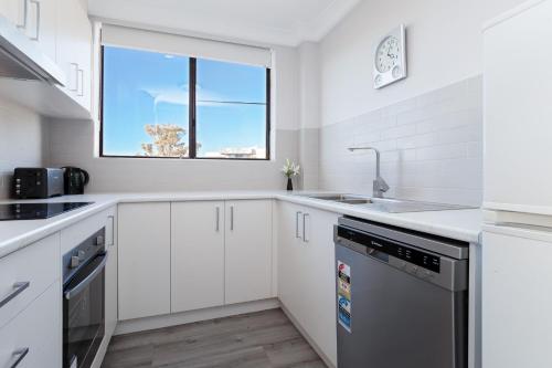 Bellevue, 7 4 Donald Street - renovated unit with air con and Wi-Fi with views & central to CBD, Nelson Bay (zdjęcie 3)