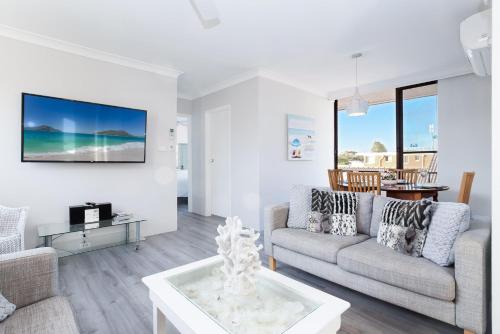 Bellevue, 7 4 Donald Street - renovated unit with air con and Wi-Fi with views & central to CBD in Port Stephens