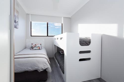 Bellevue, 7 4 Donald Street - renovated unit with air con and Wi-Fi with views & central to CBD in Port Stephens