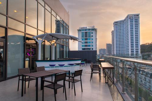 Restaurant, Tru by Hilton Ha Long Hon Gai Centre in Hon Gai Port