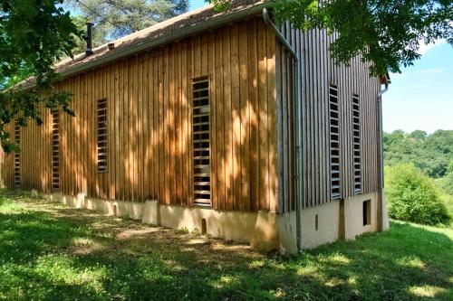 Ancienne séchoir à Tabac idéalement placé à Limeuil pour 4 dans la nature