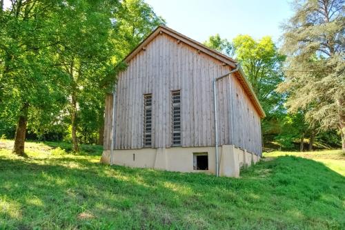 Ancienne séchoir à Tabac idéalement placé à Limeuil pour 4 dans la nature