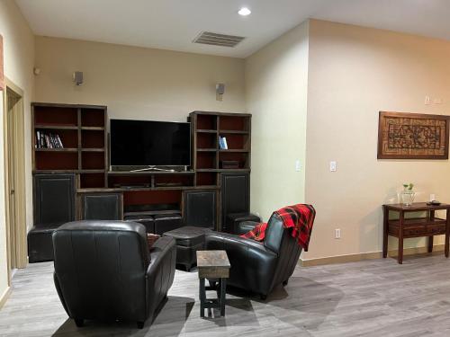 Instalações, Beautiful lakefront house in private woods in Quinlan