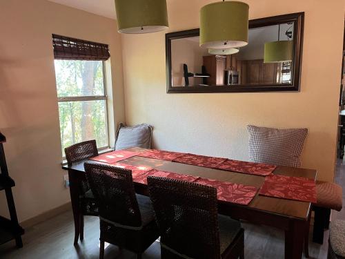 Instalações, Beautiful lakefront house in private woods in Quinlan