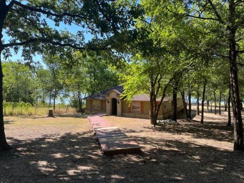 Vista exterior, Beautiful lakefront house in private woods in Quinlan