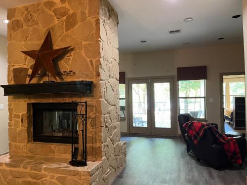 Beautiful lakefront house in private woods in Quinlan