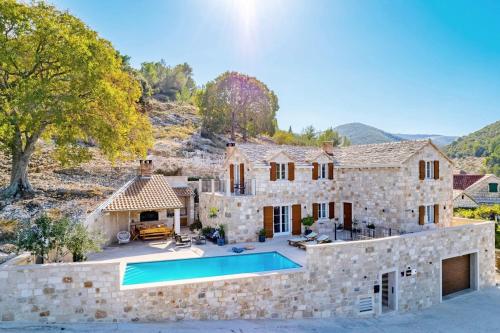 Villa Ani! Traditional and luxurious 4-bedroom villa with heated pool and sea views – khách sạn tại Postira