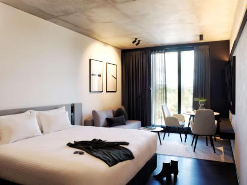 Deluxe Studio with Destination A Package - incl. A la carte breakfast credit, grazing box, $25 mini bar credit