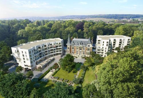 Фасада на хотела, DOMITYS Résidence services seniors LE PARC DES AUBIERS (DOMITYS Residence services seniors LE PARC DES AUBIERS) in Пуасси