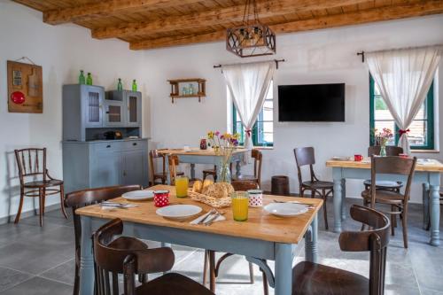 Közös társalgó / TV, Ferrata Var Vendeghaz in Csesznek