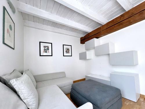 One-Bedroom Apartment image 7