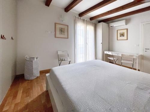 One-Bedroom Apartment image 2