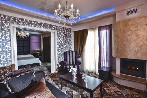 1 king bed, 1 sofa bed
