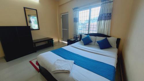 King Room with Lake View image 2