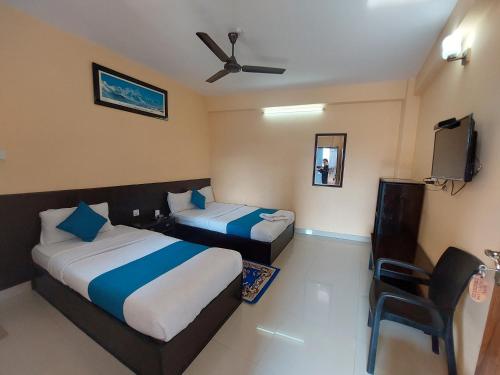 Double Room with Balcony (2 Adults + 1 Child) image 3