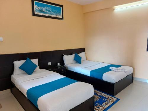 Double Room with Balcony (2 Adults + 1 Child) image 1
