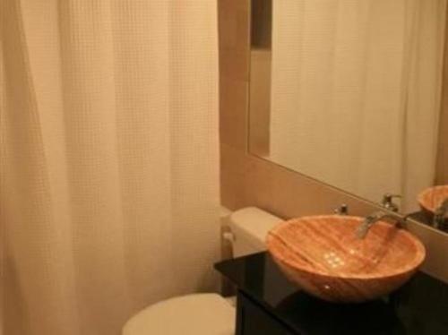Roscoe Village Guesthouse - image 9