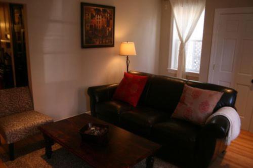 Roscoe Village Guesthouse - image 7