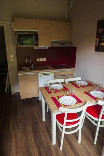 2 bedrooms, 4 beds