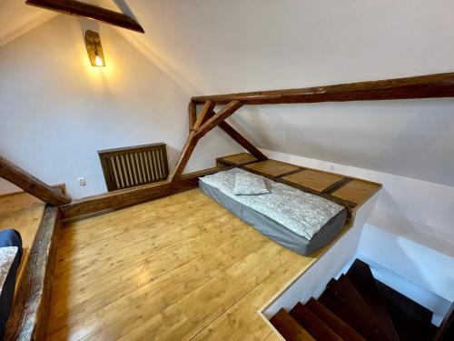 1 double bed, 1 twin bed