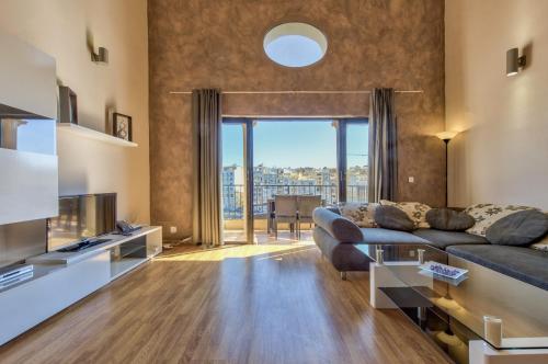 Spinola Court - Stunning Seaview Apartment & Penthouse on Spinola Bay by ShortletsMalta - Location saisonnière - San Ġiljan