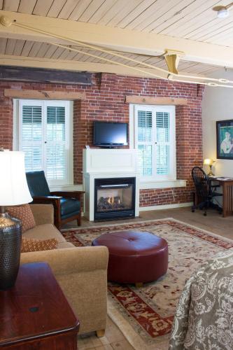 404186772 The Common Man Inn & Restaurant