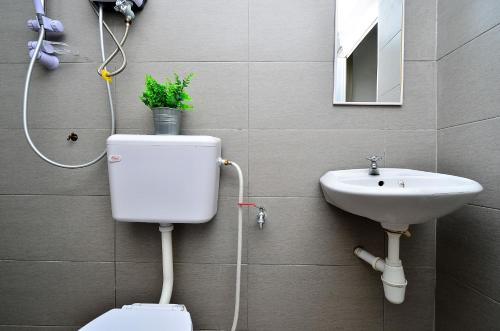 Menjalara Share House 中文房东-Room Only - image 4