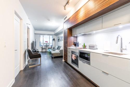 1BR Condo with City View - Heart of DT Toronto