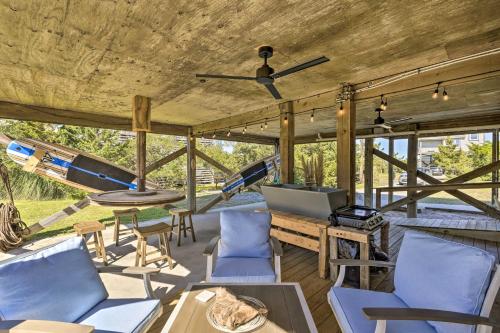 Walk to Bay & Boat Launch: Beach House in Avon, Avon