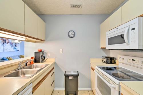 Fayetteville Condo with Fireplace 7 Mi to Dtwn in Fort Bragg, USA
