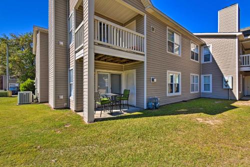 Fayetteville Condo with Fireplace 7 Mi to Dtwn in Fort Bragg, USA