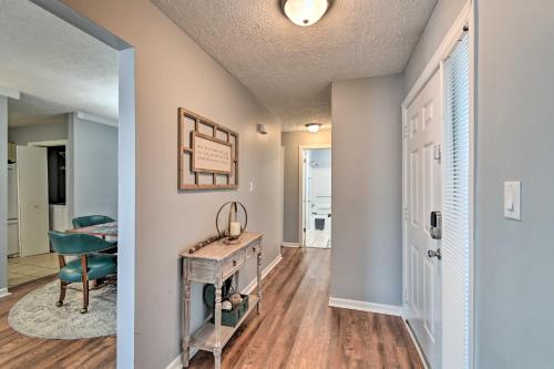 Fayetteville Condo with Fireplace 7 Mi to Dtwn in Fort Bragg, USA