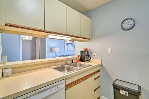 Fayetteville Condo with Fireplace 7 Mi to Dtwn in Fort Bragg, USA
