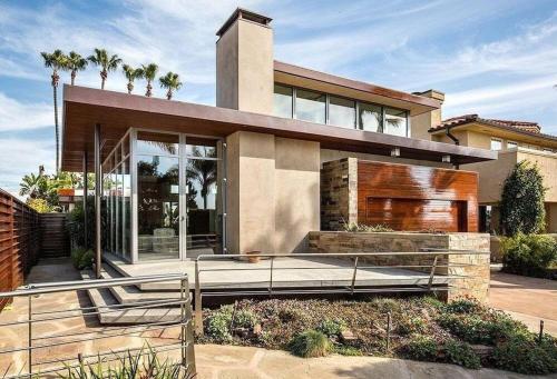 Mid-Century Modern, Award Winning Home, Hot Tub in Oceanside, USA