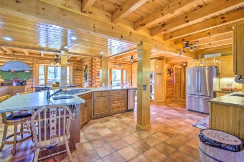 Calhoun Cabin w/ River View + Wraparound Deck - Gordon County, GA