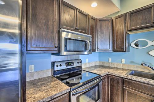 Dtwn Ludington Condo Balcony, Walk To Beach! in Ludington, USA