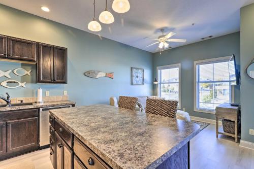 Dtwn Ludington Condo Balcony, Walk To Beach! in Ludington, USA