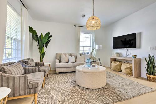 Modern and Chic Gulfport Escape Walk to Beach! in Gulfport, USA