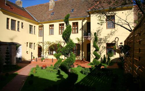 Maksimilian Guesthouse